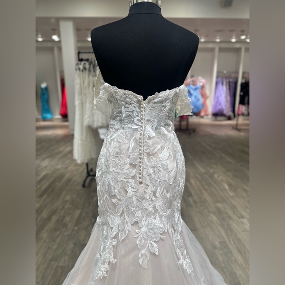 Sophia Tolli Amaya Fit and Flare wedding dress with Detachable sleeves - Picture 7 of 8